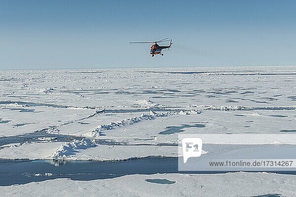 Hubschrauber in der Luft fliegt über das Eis der Arktis  Arktis