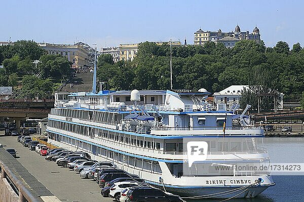 Hafen von Odessa mit Kreuzfahrtschiff Viking Sineus  hinten Potemkinsche Treppe und Altstadt  Odessa  Ukraine  Europa