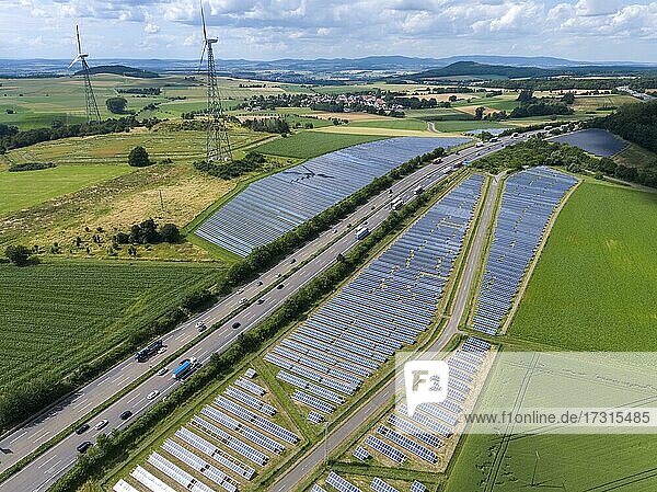Photovoltaikanlage und Windräder in Malsfeld  Hessen  Deutschland  Europa