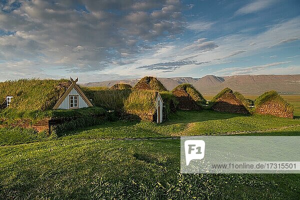 Grassodenhäuser  Abendlicht  Torfgehöft oder Torfmuseum Glaumbaer oder Glaumbær  Skagafjörður  Norðurland vestra  Island  Europa