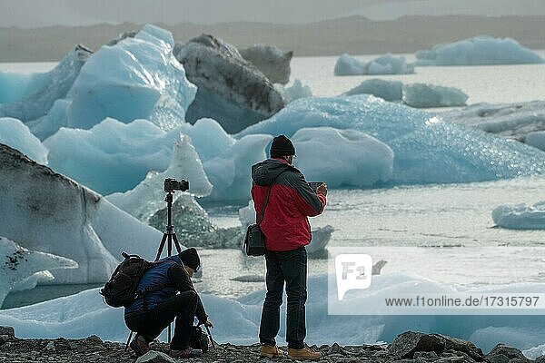 Tourists photograph  icebergs  Jökulsárlón glacier lagoon  South Iceland  Iceland  Europe