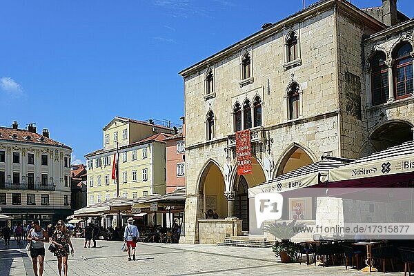Häuser am Volksplatz Narodni Trg  rechts das Rathaus  Altstadt  Split  Mittel-Dalmatien  Kroatien  Europa