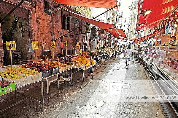 Typical market stalls in narrow alleys  Marcato di Ballaro  Palermo  Sicily  Italy  Europe
