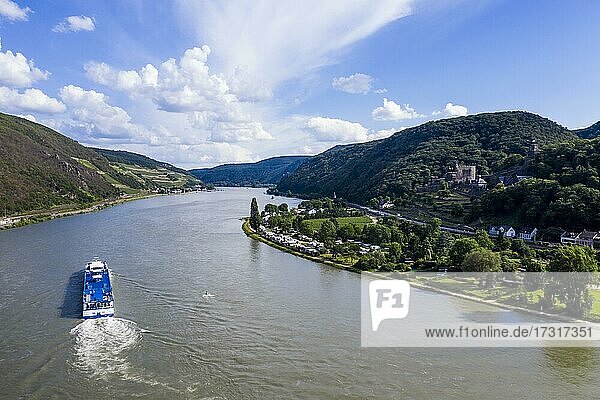 Kreuzfahrtschiff auf dem Rhein beim Unesco-Welterbe Mittelrheintal  Deutschland  Europa