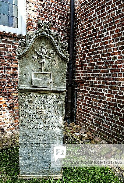 Historischer Sandsteingrabstein aus dem 18. Jahrhundert im Kirchhof der St.-Nikolaus-Kirche  Brokdorf  Wilstermarsch  Unterelbe  Schleswig-Holstein  Deutschland  Europa