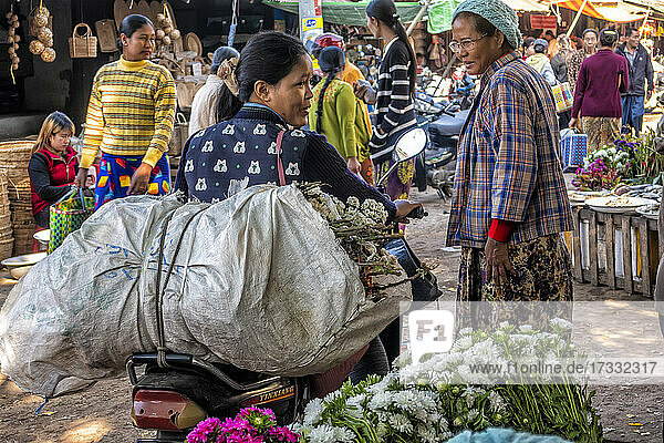 Frische Lebensmittel und Blumenmarkt in Yangon  Myanmar