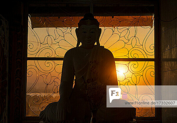 Silhouette der Buddha-Statue  Mawlamyine