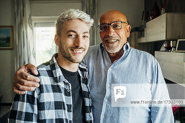 Lächelnder Vater mit seinem Sohn zu Hause