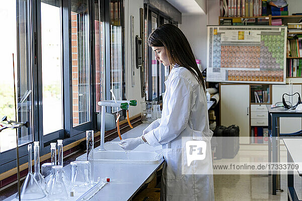 Wissenschaftlerin zieht im Labor Handschuhe aus