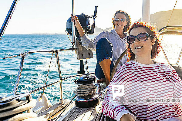 Freundinnen genießen den sonnigen Tag auf einem Segelschiff