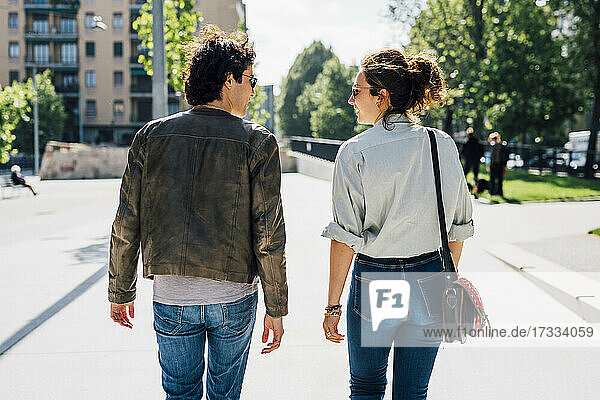 Paar sieht sich beim Gehen auf dem Fußweg an