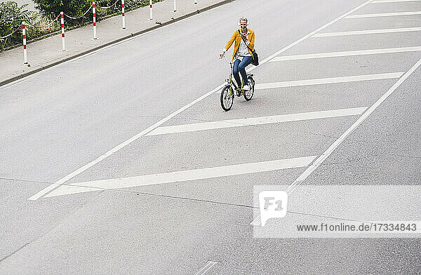 Weiblicher Profi fährt Fahrrad auf der Straße