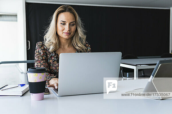 Geschäftsfrau arbeitet am Laptop am Schreibtisch Büro