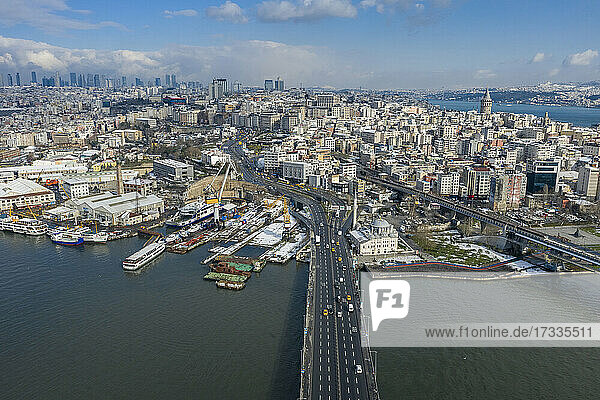 Türkei  Istanbul  Luftaufnahme der Atatürk-Brücke mit dem Stadtzentrum im Hintergrund