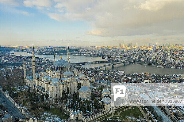 Türkei  Istanbul  Luftaufnahme der Süleymaniye-Moschee mit dem Goldenen Horn im Hintergrund