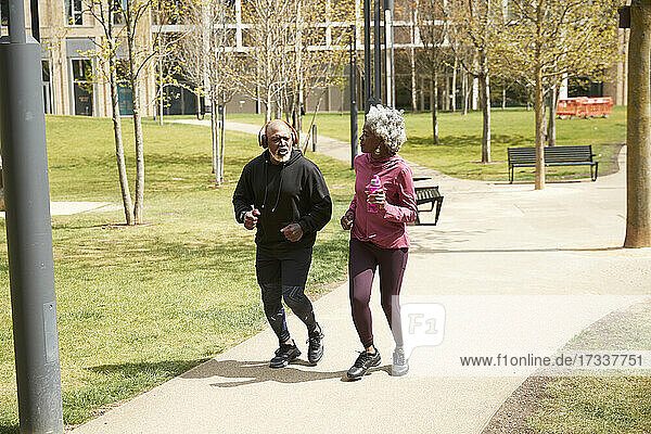 Paar joggt im öffentlichen Park