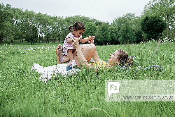 Mutter spielt mit Tochter im Park