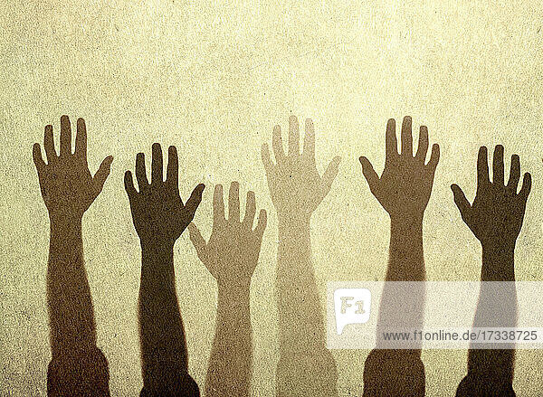 Reihe von erhobenen Händen