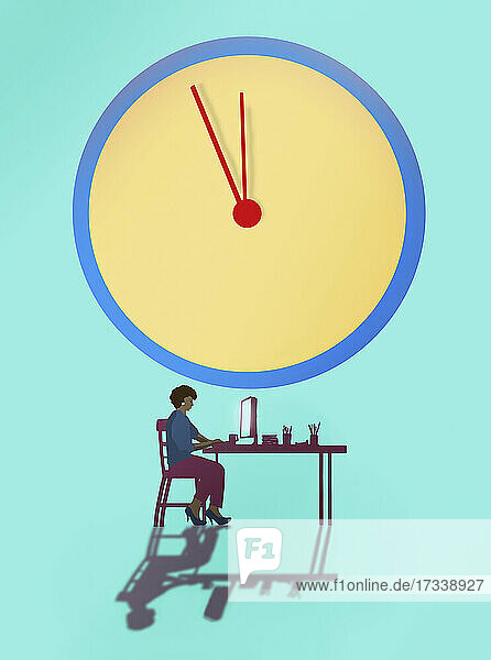 Frau arbeitet am Schreibtisch unter einer großen Uhr