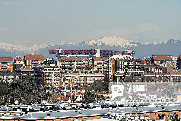 Italien  Lombardei  Mailand  Stadtbild mit San-Siro-Stadion vom Stadtteil Giambellino aus
