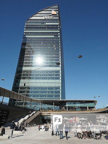 Europa  Italien  Lombardei  Mailand - Stadtleben  Stadtteil Tre Torri  Il Curvo: PWC-Turm (Arch. Daniel Libeskind)