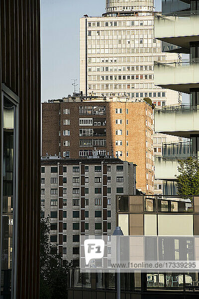 Italien  Lombardei  Mailand  Wolkenkratzer und Wohnhaus vom Alvar-Aalto-Platz