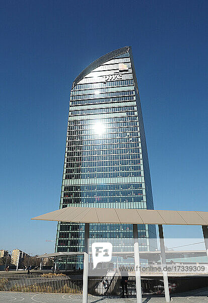 Europa  Italien  Lombardei  Mailand - Stadtleben  Stadtteil Tre Torri  Il Curvo: PWC-Turm (Arch. Daniel Libeskind)