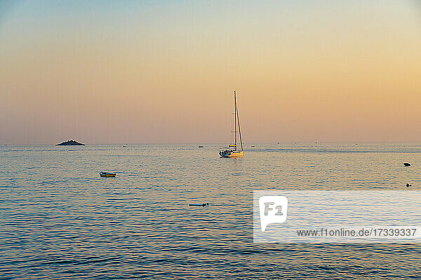 Kroatien  Istrien  Rovinj  Meer bei Sonnenuntergang