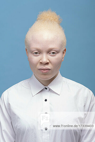 Studio-Porträt einer Albino-Frau im weißen Hemd