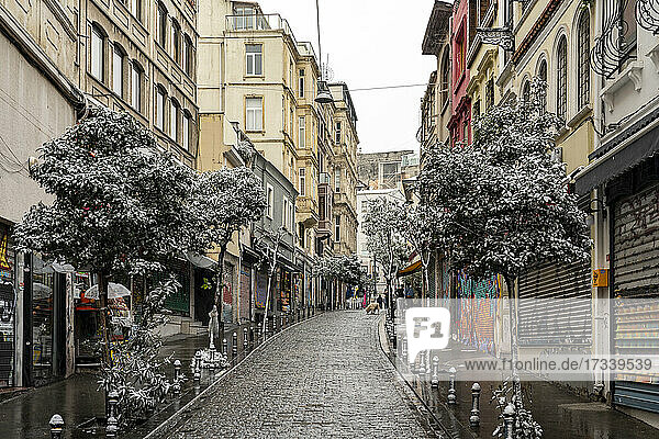 Türkei  Istanbul  Alte Straße mit Cafés und Geschäften im Winter