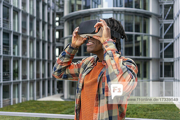 Deutschland  Berlin  Mann benutzt Virtual-Reality-Brille in der Stadt
