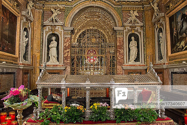 Europa  Italien  Marken  Tolentino  Kirche St. Agostino  Kapelle der Heiligen Arme