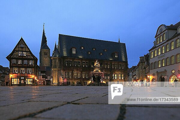 Marktplatz mit Rathaus und Kirche St. Benedikti am Abend  Quedlinburg  Harz  Sachsen-Anhalt  Deutschland  Europa