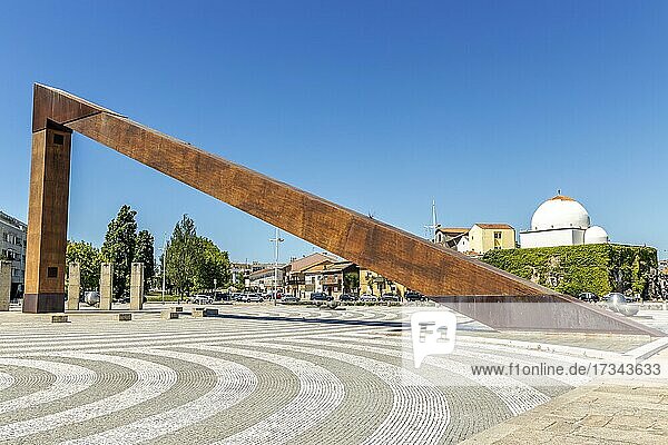 Platz mit moderner Kunst und historischer Socorro-Kapelle im Hintergrund  Vila do Conde  Bezirk Porto  Portugal  Europa