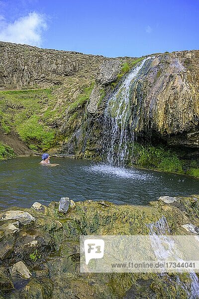 Frau badet in Laugarvellir Badestelle  Hochland F910  Fljótsdalshérað  Austurland  Island  Europa