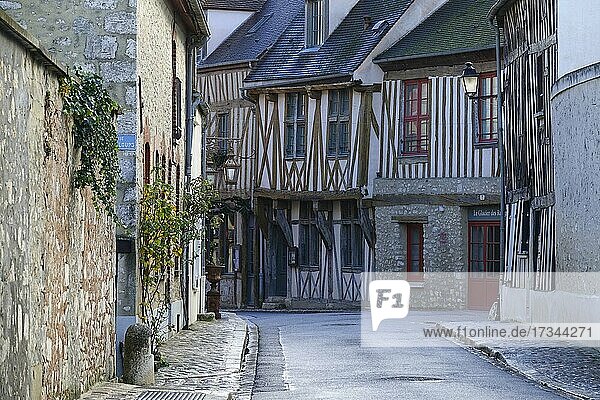 Fachwerkhäuser in der Rue Couverte  mittelalterliche Stadt Provins  seit 2001 auf der UNESCO-Liste des Weltkultur- und Naturerbes der Menschheit  Departement Seine-et-Marne  Region Ile-de-France  Frankreich  Europa