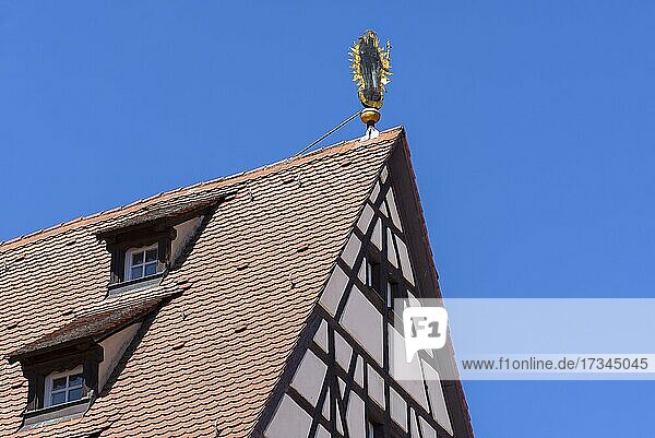 Marienfigur auf dem Dach eines Fachwerkhauses  Bamberg  Oberfranklen  Bayern  Deutschland  Europa