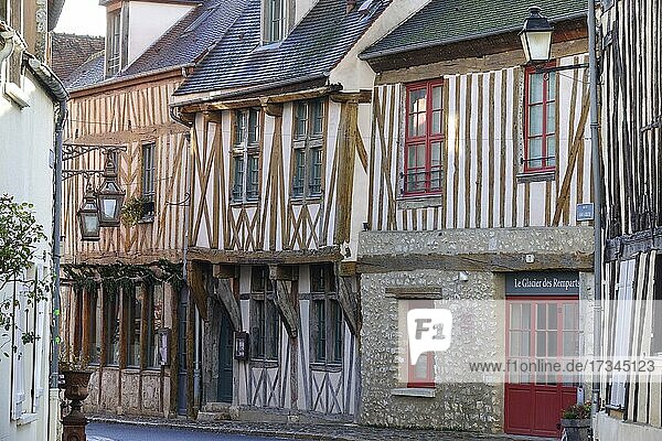 Fachwerkhäuser in der Rue Couverte  mittelalterliche Stadt Provins  seit 2001 auf der UNESCO-Liste des Weltkultur- und Naturerbes der Menschheit  Departement Seine-et-Marne  Region Ile-de-France  Frankreich  Europa