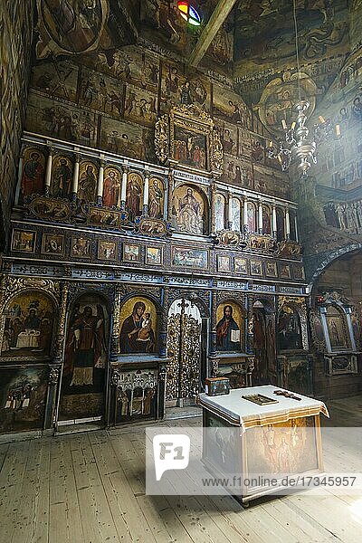 Wunderschöne Malereien im Unesco-Welterbe der hölzernen St. Georgs-Kirche  Drohobytsch  Ukraine  Europa