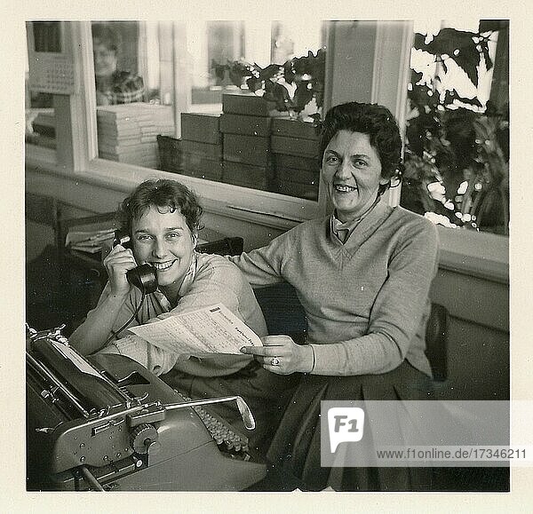 Büroalltag im Jahr 1956: Zwei Sekretärinnen der DLW Deutsche Linoleum-Werke in Bietigheim an ihrem Arbeitsplatz  Baden-Württemberg  Deutschland  Europa