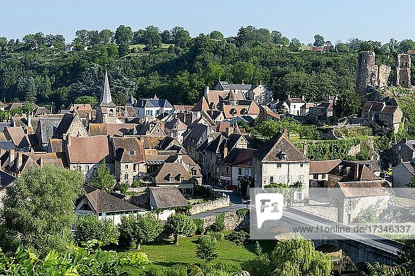 Dorf Herisson  Blick auf die mittelalterliche Stadt  Departement Allier  Auvergne-Rhone-Alpes  Frankreich  Europa