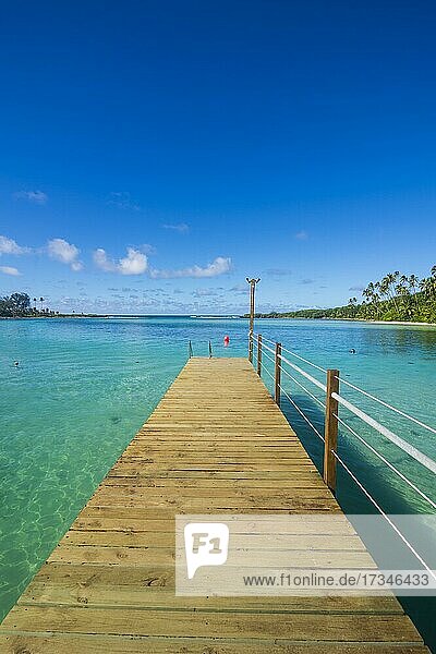 Pier im türkisfarbenen Wasser von Muri Beach  Rarotonga  Rarotonga und die Cookinseln