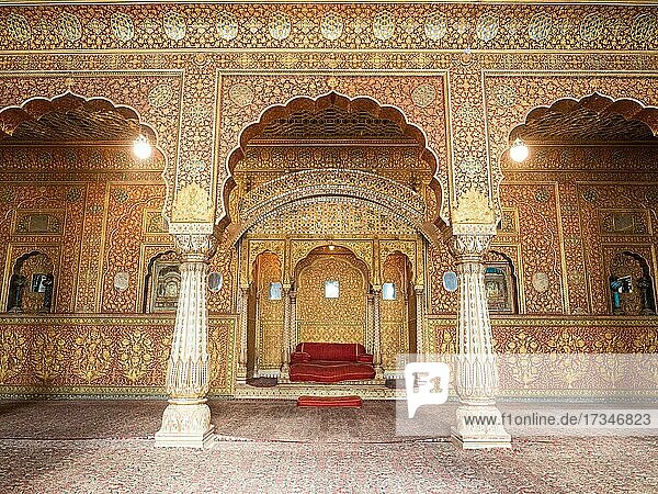 Privater Audienzsaal  Anup Mahal  mit Sitznische für den Maharaja  Stadtpalast von Bikaner  Junagarh Fort  Rajasthan  Indien  Asien
