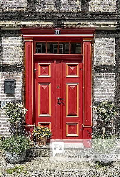Rote Tür an einem Fachwerkhaus in Wernigerode  Sachsen-Anhalt  Deutschland  Europa