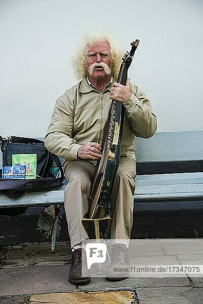 Mann spielt das traditionelle Bandura-Instrument  Sophienkathedrale Unesco-Weltkulturerbe  Kiew oder Kiew Hauptstadt der Ukraine