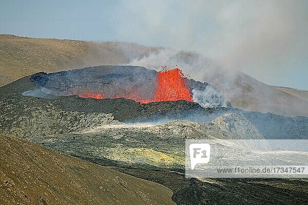 Lavafontänen und Vulkankrater  Fagradalsfjall  Rekyjanes  Island  Europa