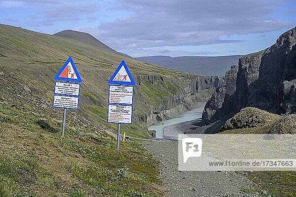 Warnschilder beim Canyon der Jökulsá á Brú unterhalb des Kárahnjúkar Staudammes  Fljótsdalshérað  Austurland  Island  Europa