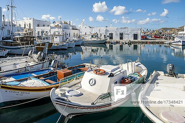 Hafen mit Fischerbooten  Hafenstadt Naoussa  Insel Paros  Kykladen  Griechenland  Europa