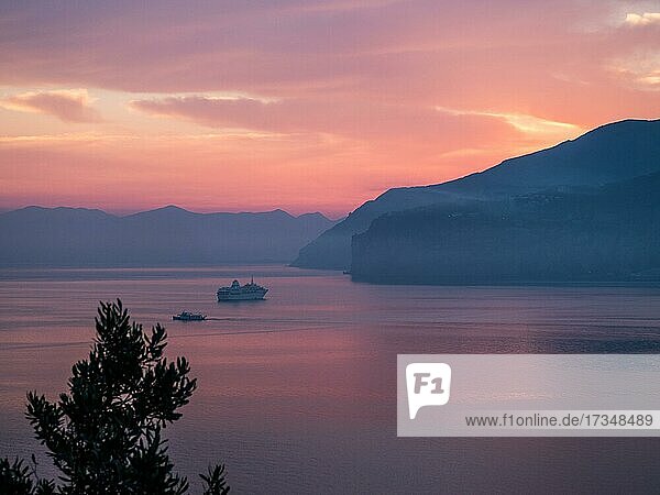 Schiff vor Anker  Morgenrot vor Sonnenaufgang  Golf von Sorrent  Kalabrien  Italien  Europa