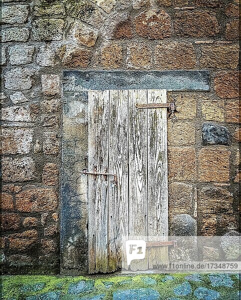 Details einer alten und verlassenen Tür  alte und verlassene Türen mit Details und Steinen